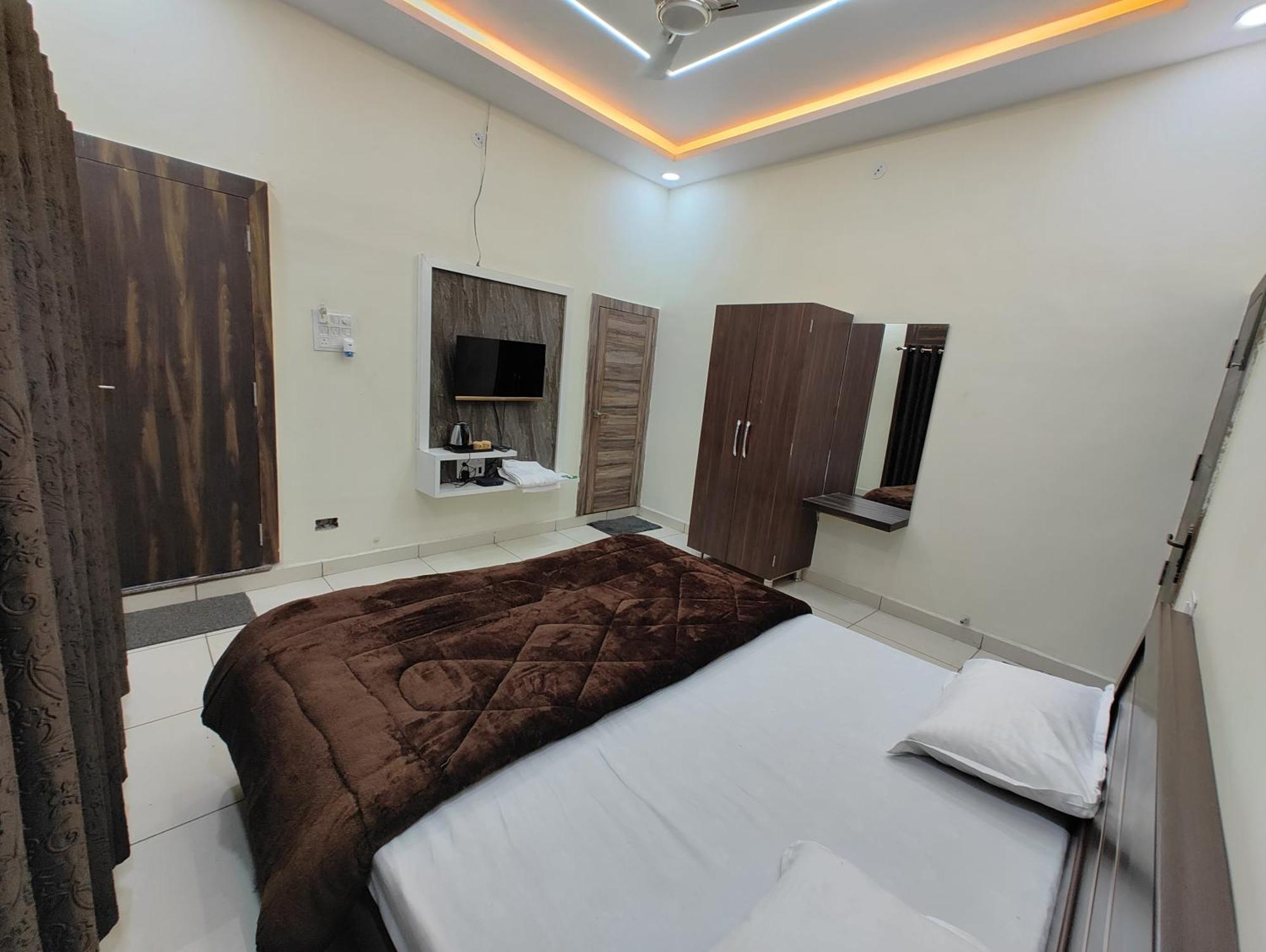 Hotel Jag Laxmi Palace Prime Location Main Road Near Mahakal Temple And Railway Station Ujjain Exterior foto