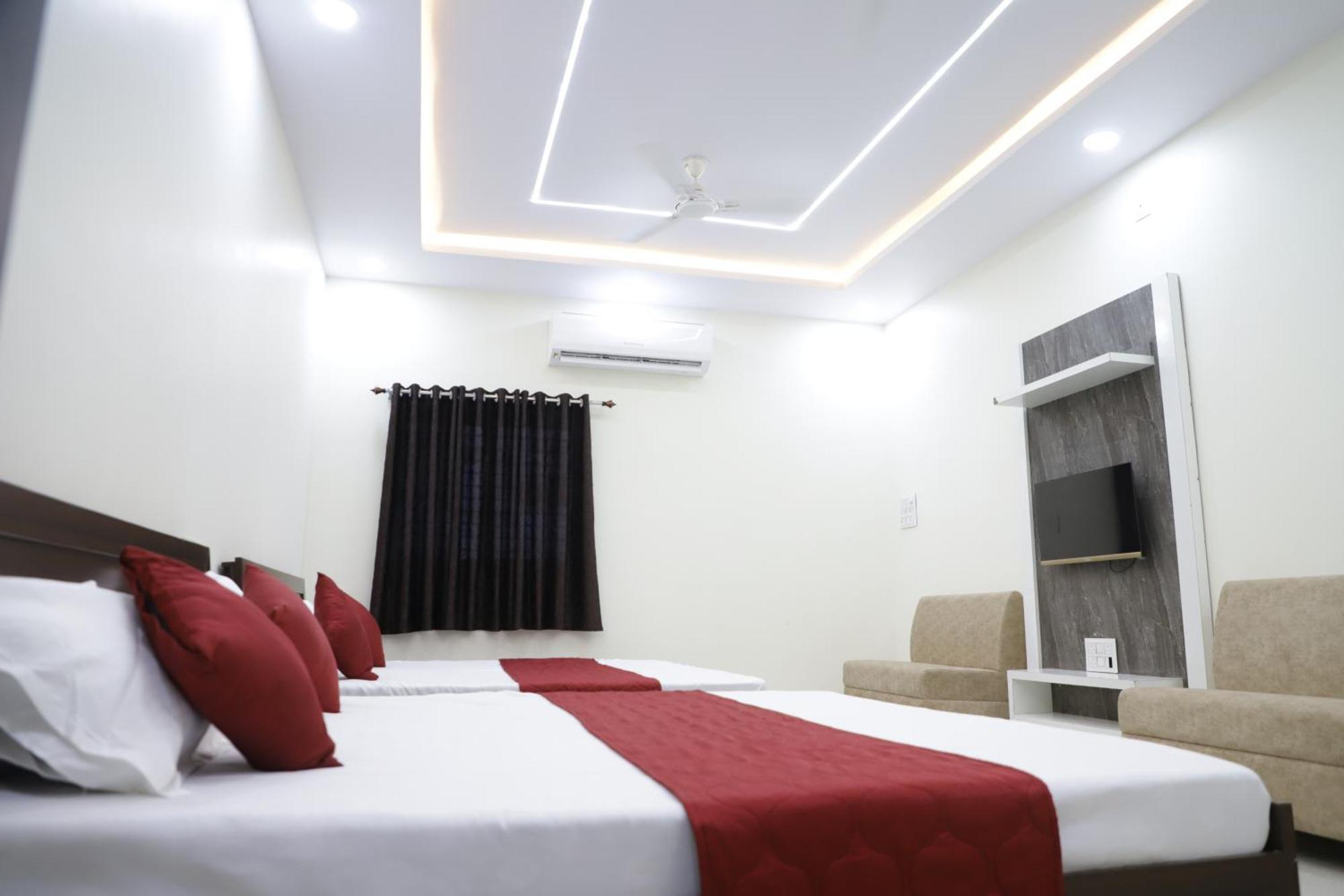 Hotel Jag Laxmi Palace Prime Location Main Road Near Mahakal Temple And Railway Station Ujjain Exterior foto