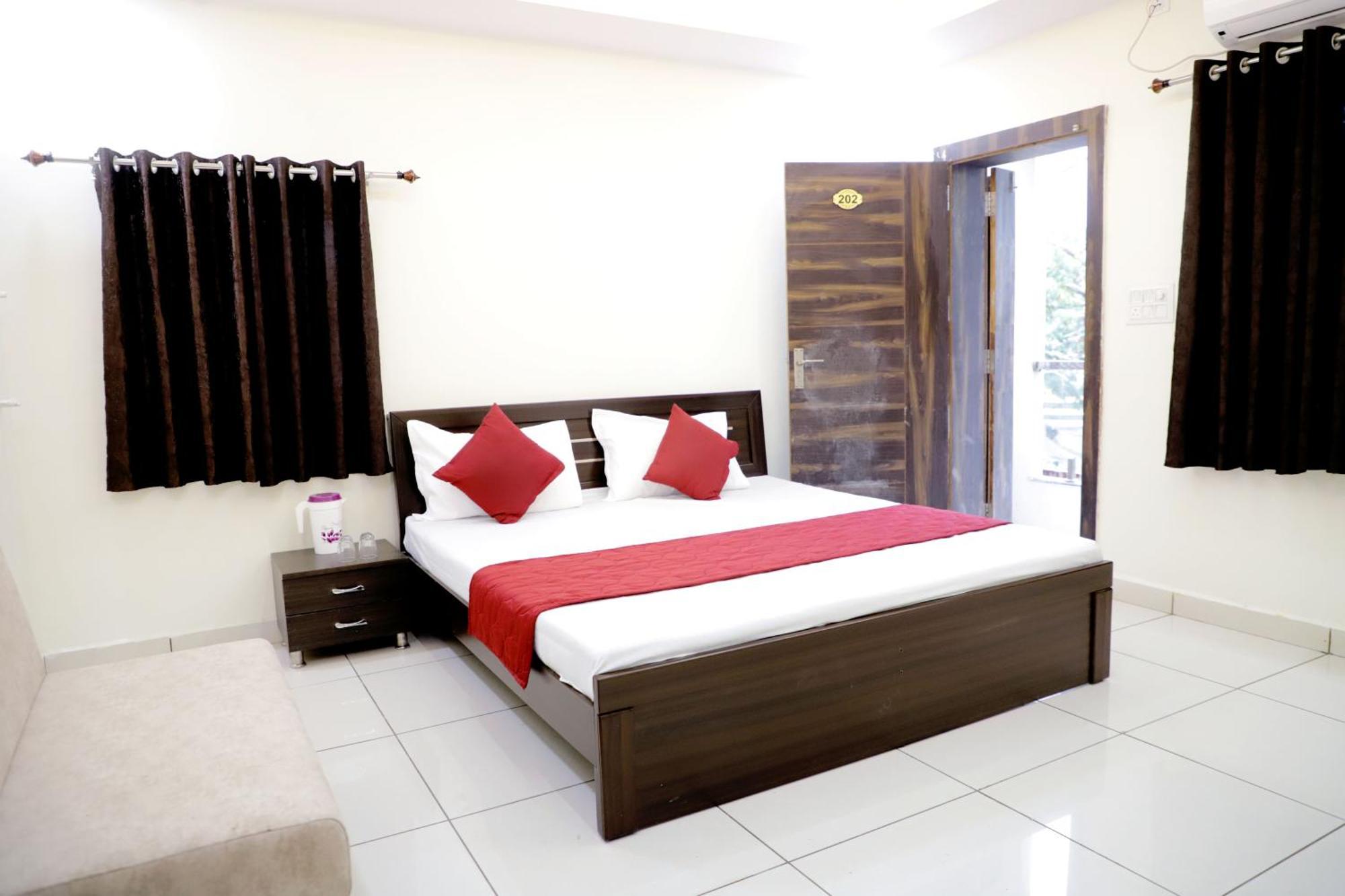 Hotel Jag Laxmi Palace Prime Location Main Road Near Mahakal Temple And Railway Station Ujjain Exterior foto